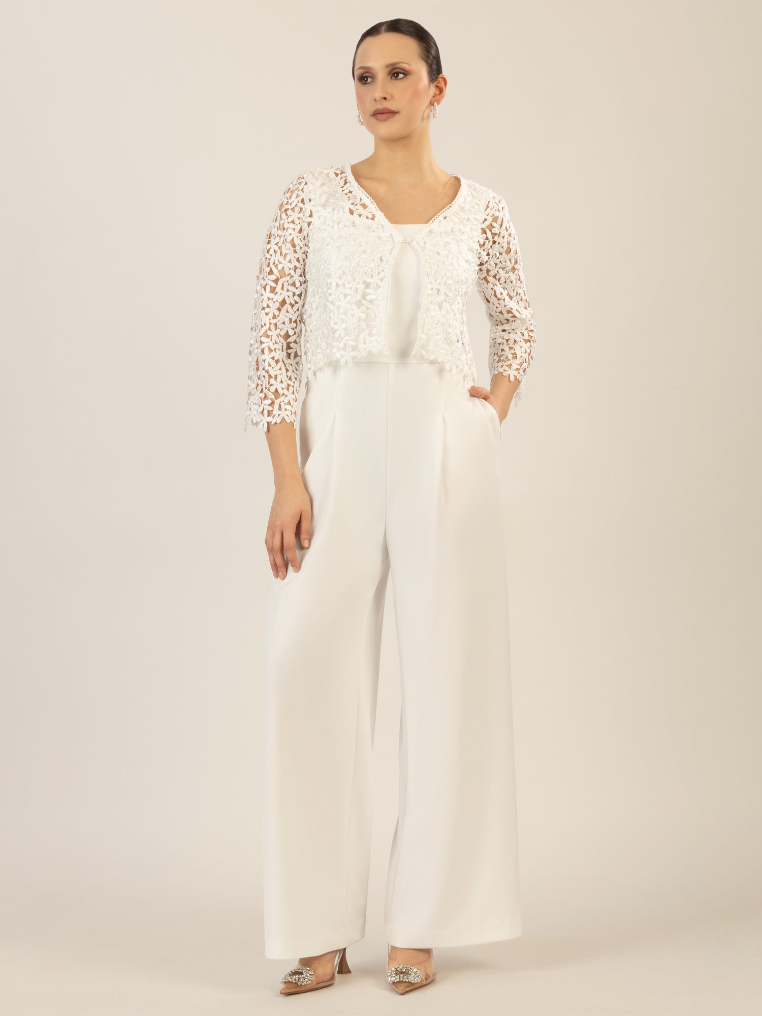 APART Hochzeitsoverall mit kurzem Spitzenjäckchen | creme