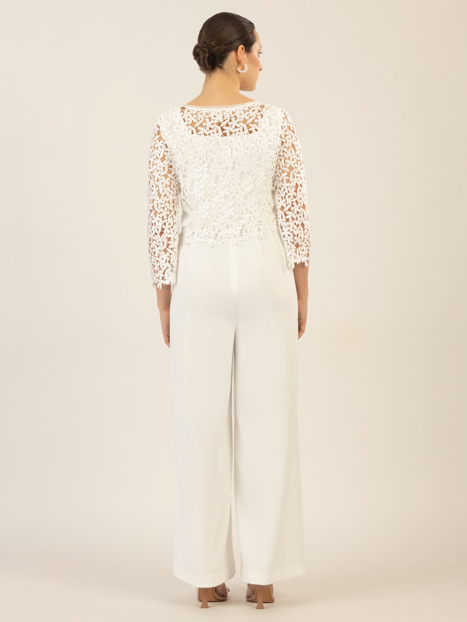 APART Hochzeitsoverall mit kurzem Spitzenjäckchen | creme