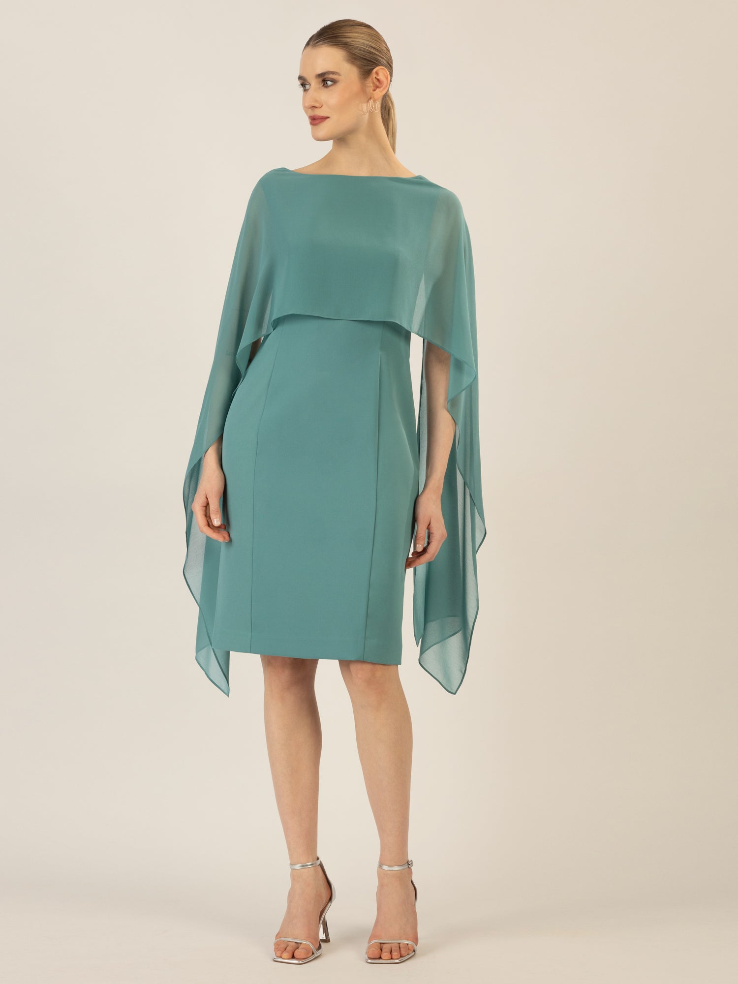 APART Kleid mit Chiffonstola aus einer leicht strukturierten Ware und angearbeitetem Cape | jade