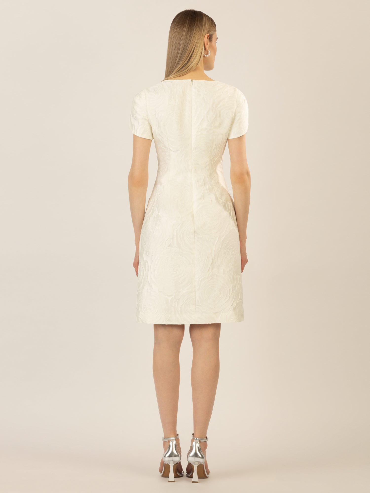 APART kurzes Jacquardkleid aus mattschimmerndem, plastischen Jacquard | creme