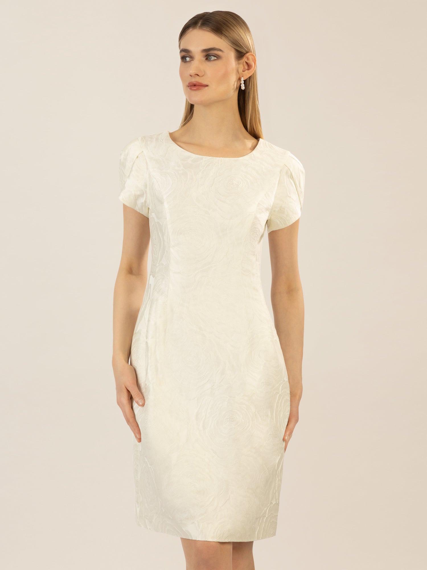 APART kurzes Jacquardkleid aus mattschimmerndem, plastischen Jacquard | creme