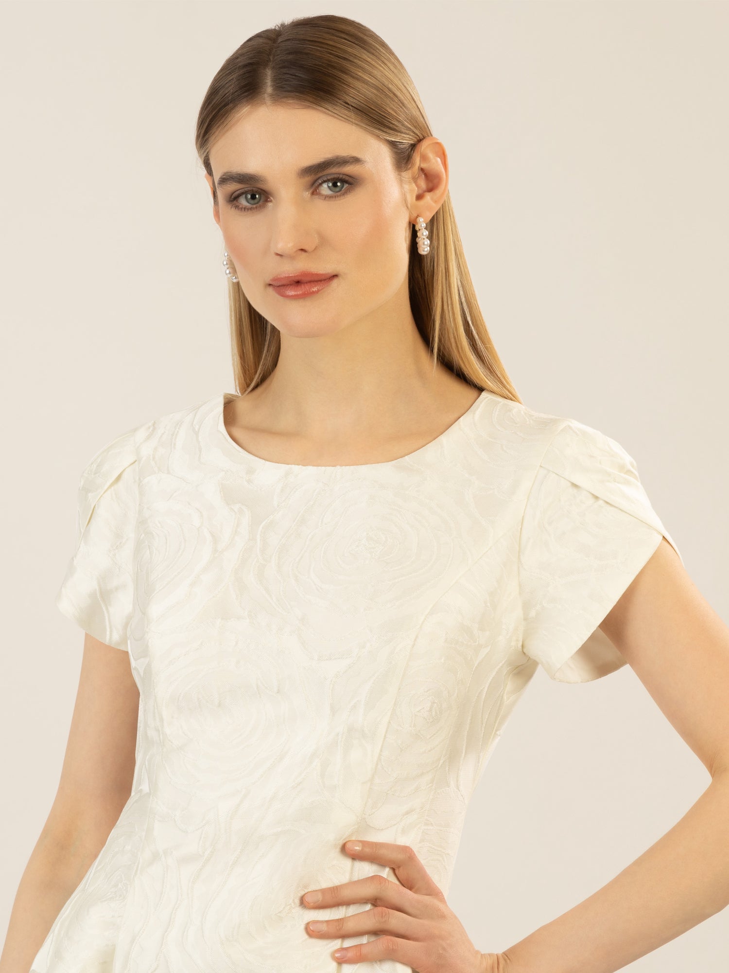 APART kurzes Jacquardkleid aus mattschimmerndem, plastischen Jacquard | creme