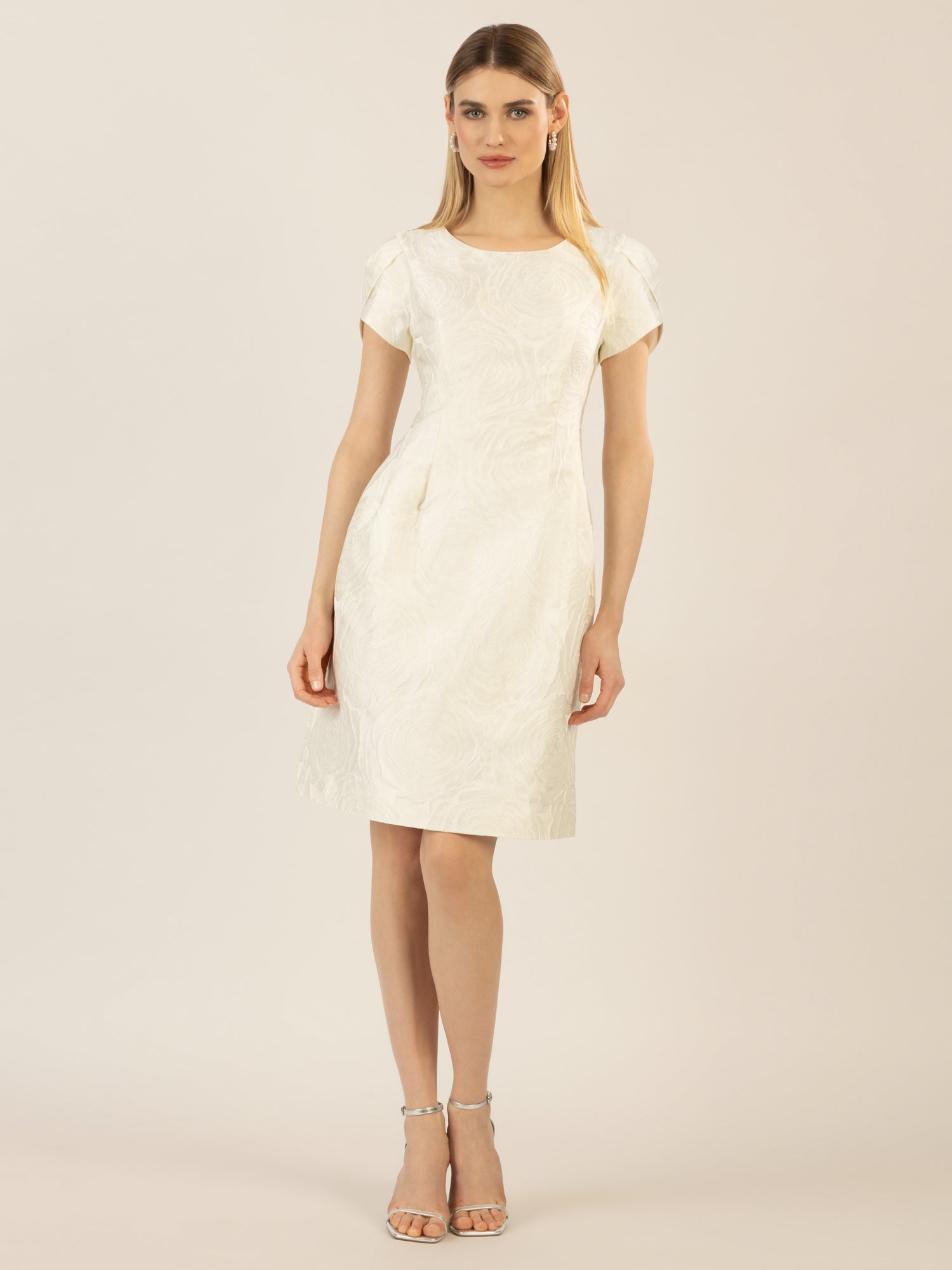 APART kurzes Jacquardkleid aus mattschimmerndem, plastischen Jacquard | creme