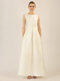 APART langes Hochzeitskleid mit angedeuteten Rosenblüten | creme