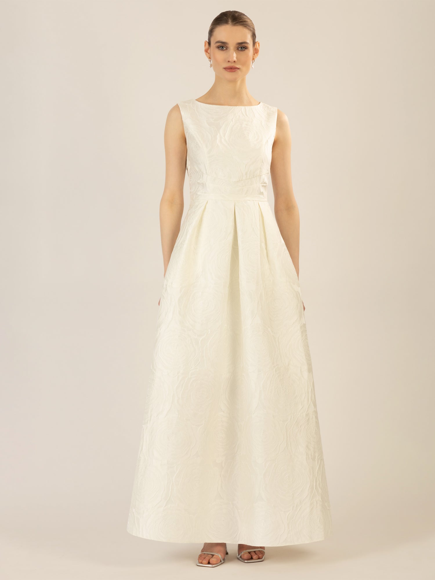 APART langes Hochzeitskleid mit angedeuteten Rosenblüten | creme