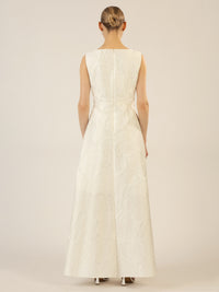 APART langes Hochzeitskleid mit angedeuteten Rosenblüten | creme