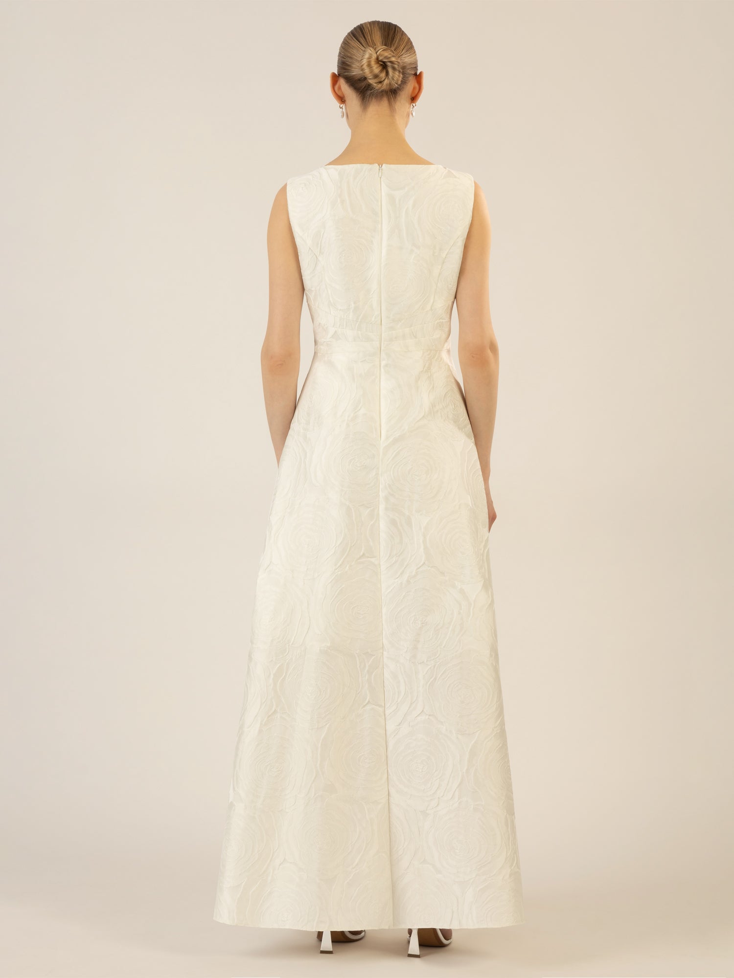 APART langes Hochzeitskleid mit angedeuteten Rosenblüten | creme