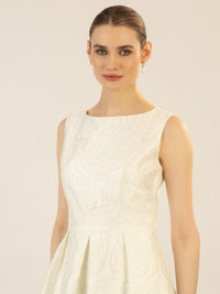 APART langes Hochzeitskleid mit angedeuteten Rosenblüten | creme