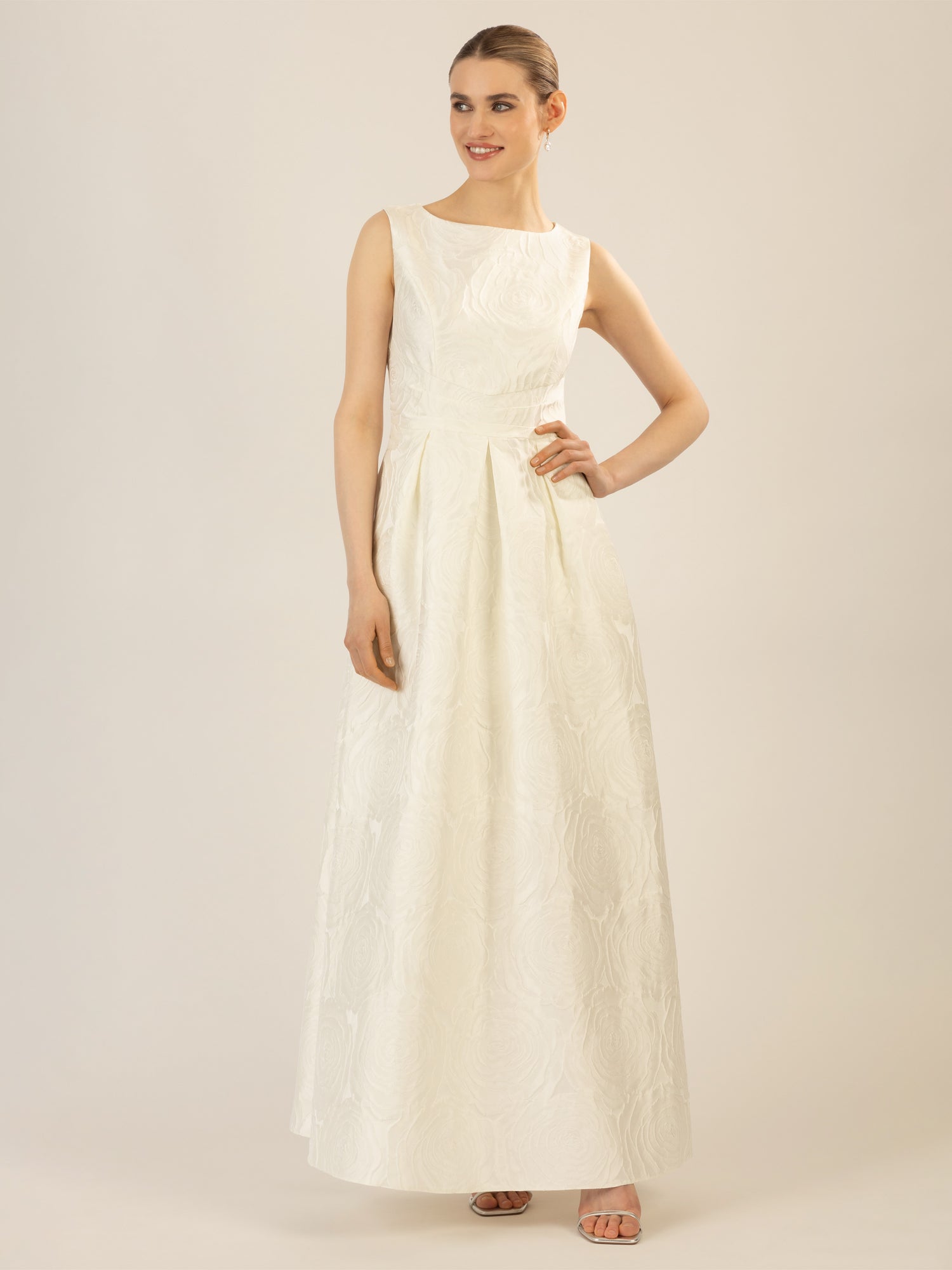 APART langes Hochzeitskleid mit angedeuteten Rosenblüten | creme