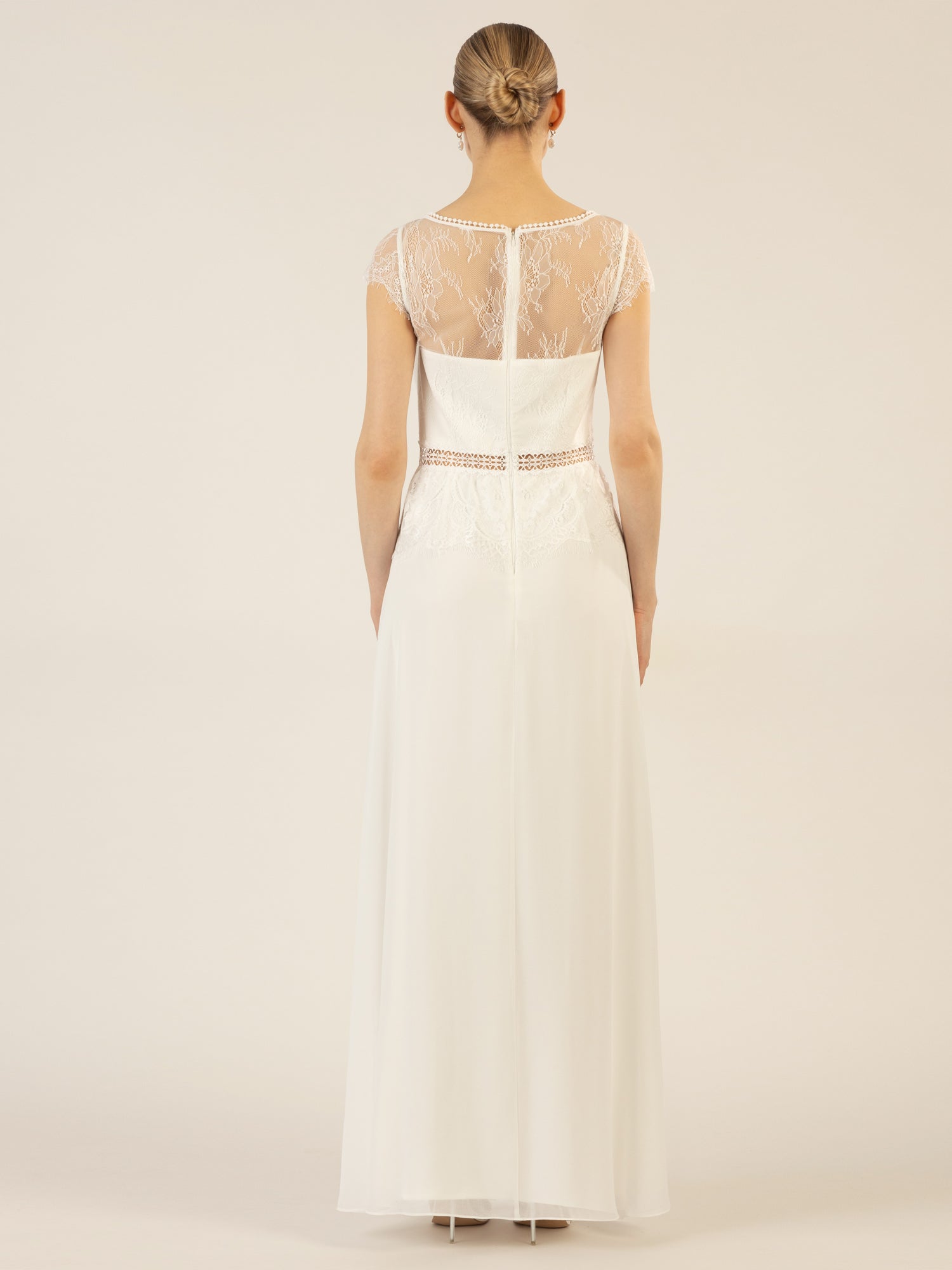 APART langes Hochzeitskleid im Materialmix aus weicher Spitze und Chiffon | creme
