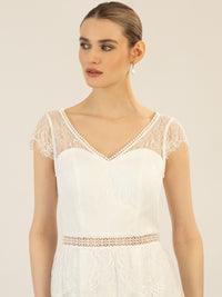 APART langes Hochzeitskleid im Materialmix aus weicher Spitze und Chiffon | creme