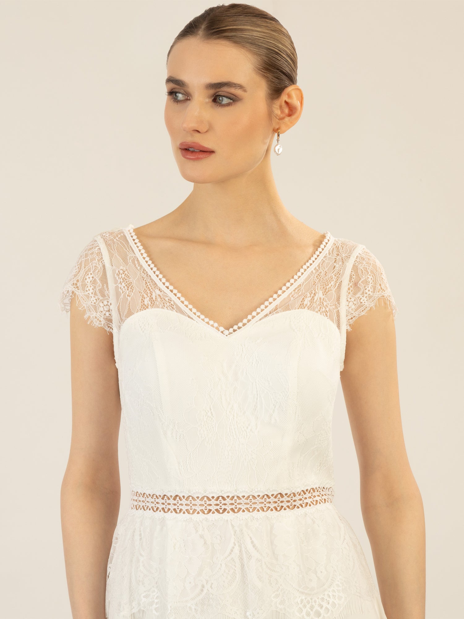 APART langes Hochzeitskleid im Materialmix aus weicher Spitze und Chiffon | creme
