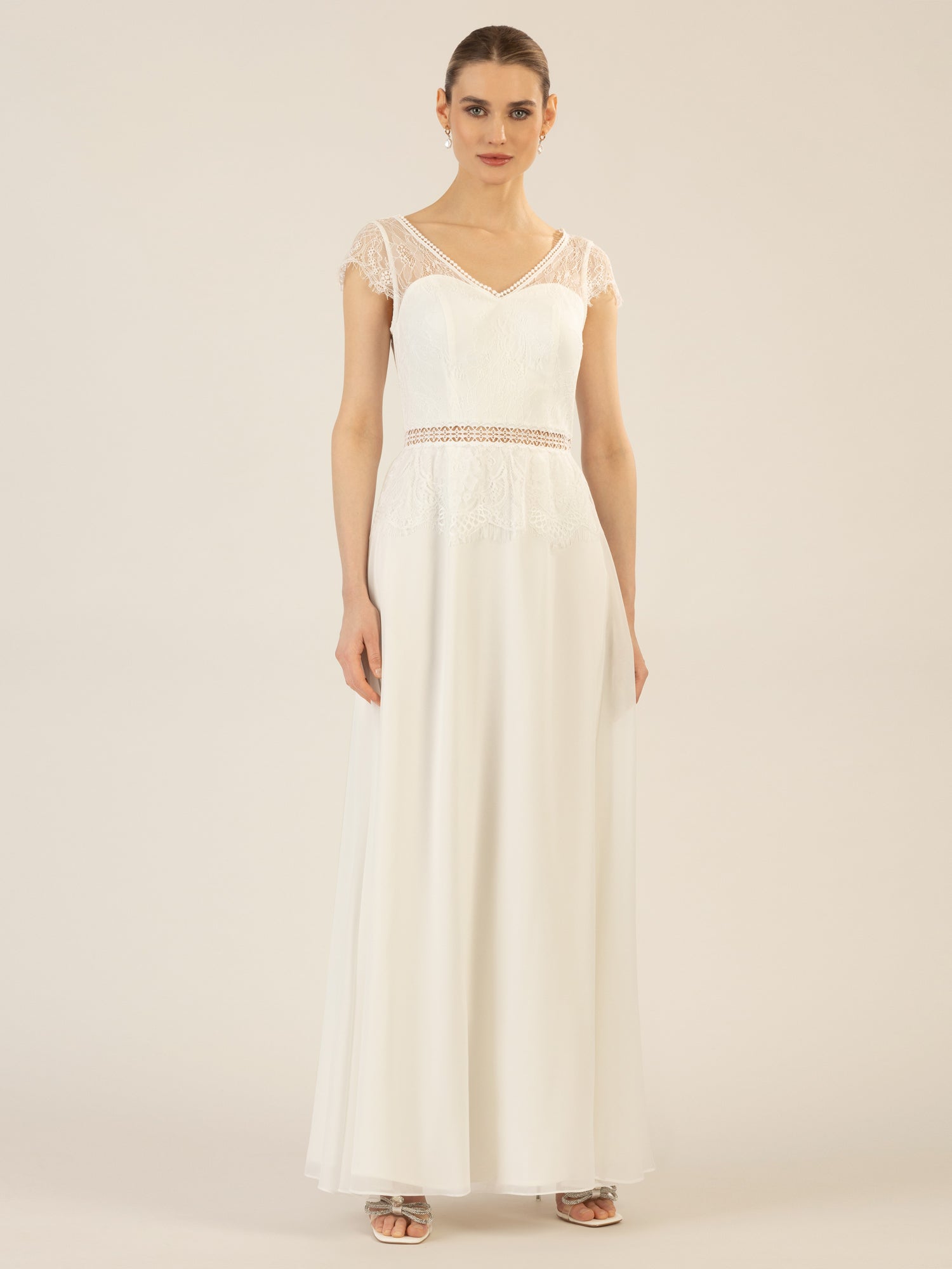 APART langes Hochzeitskleid im Materialmix aus weicher Spitze und Chiffon | creme