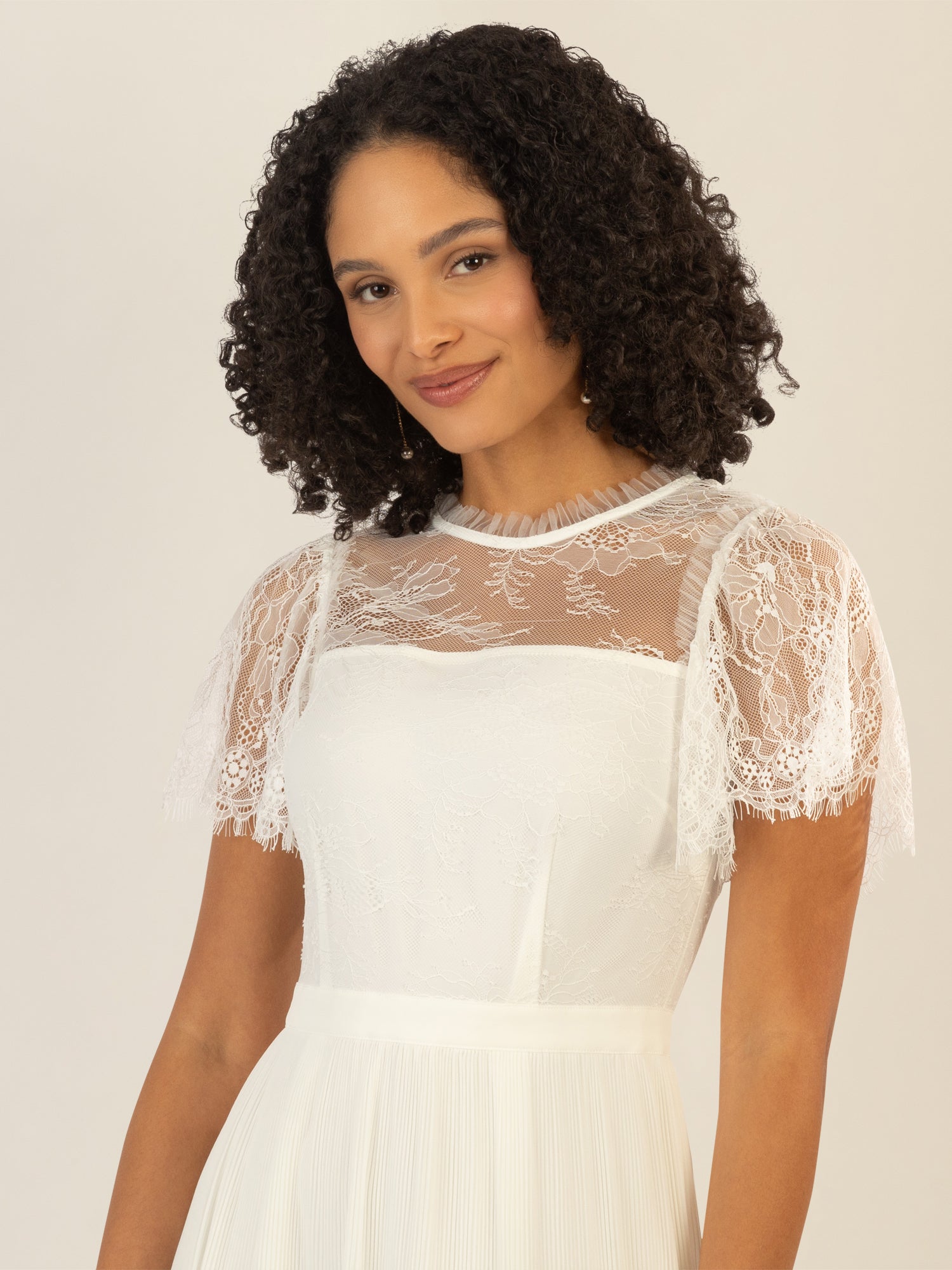 APART langes Hochzeitskleid im Materialmix aus weicher Spitze und Chiffon | creme