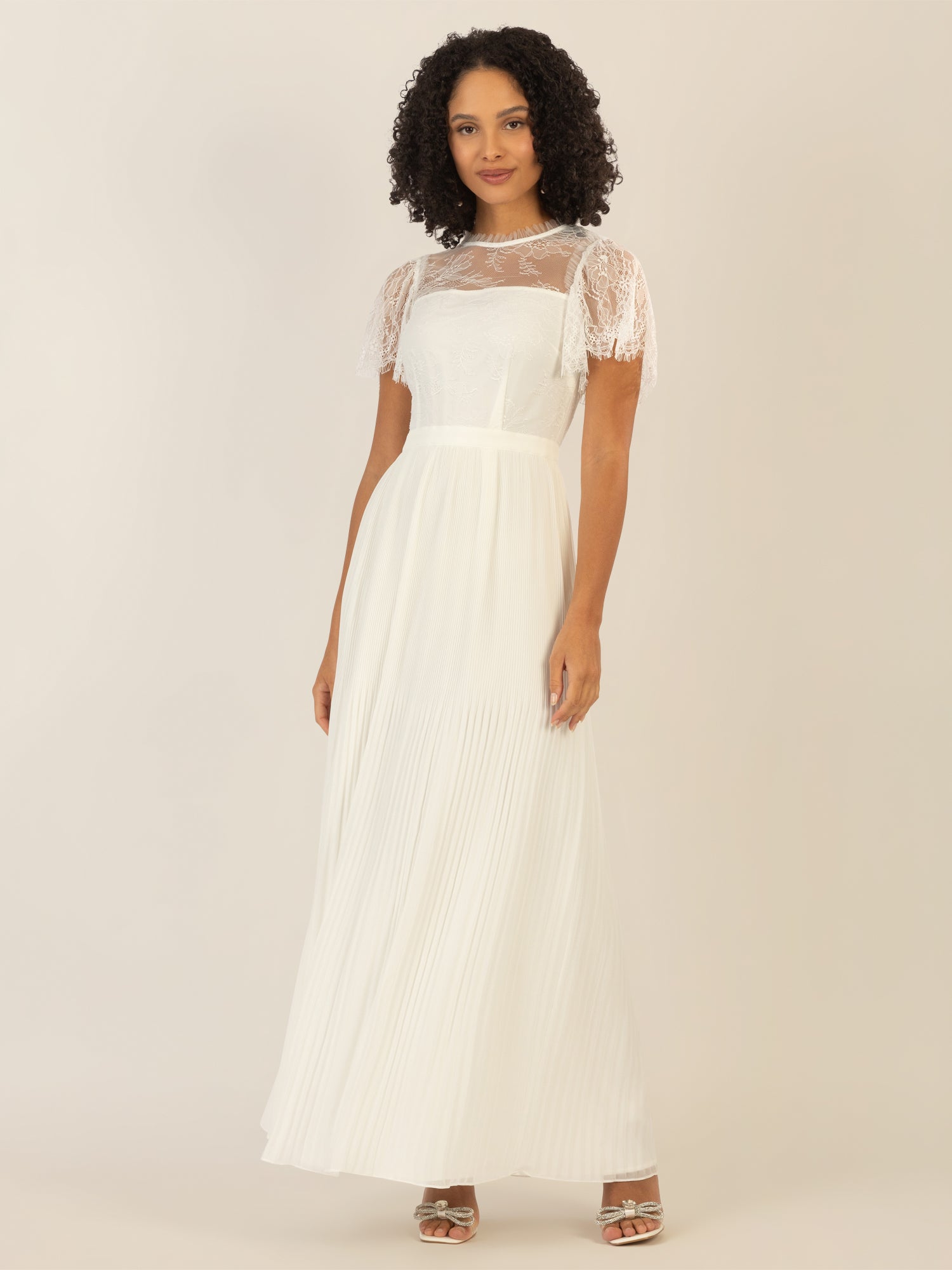 APART langes Hochzeitskleid im Materialmix aus weicher Spitze und Chiffon | creme