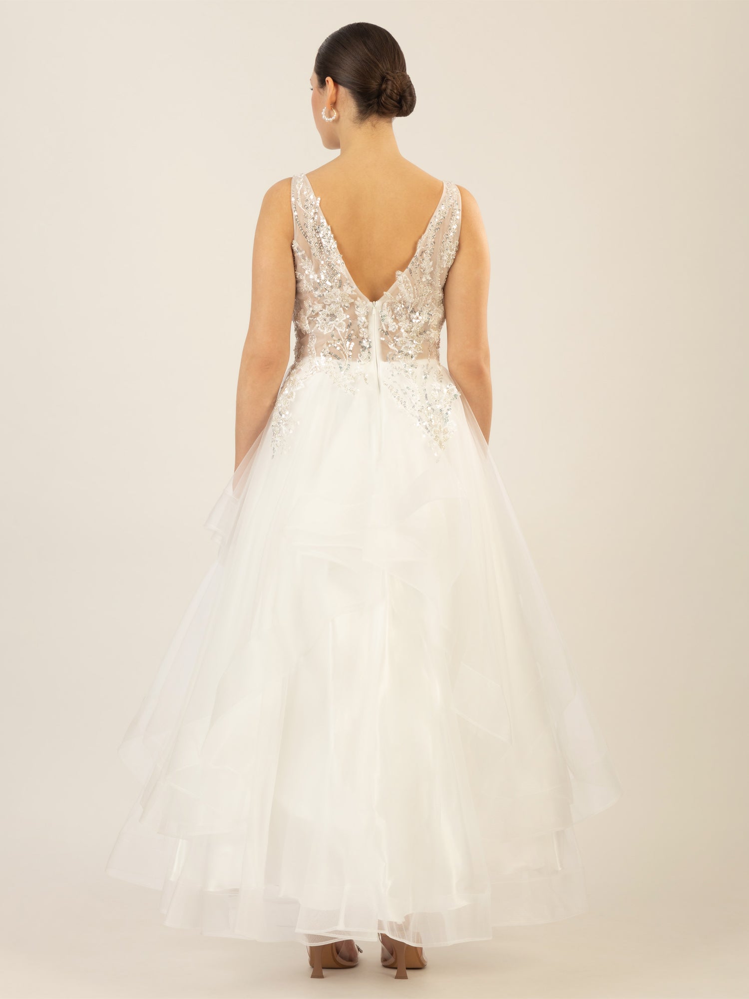 APART langes Hochzeitskleid mit aufwendig besticktem Tüll | creme