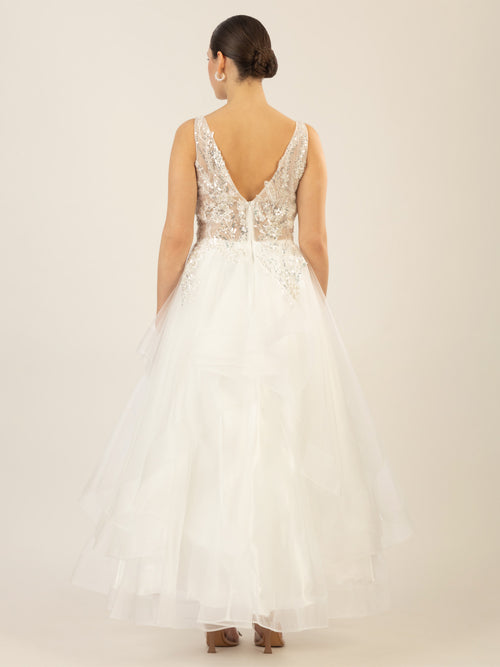 APART langes Hochzeitskleid mit aufwendig besticktem Tüll | creme image 1