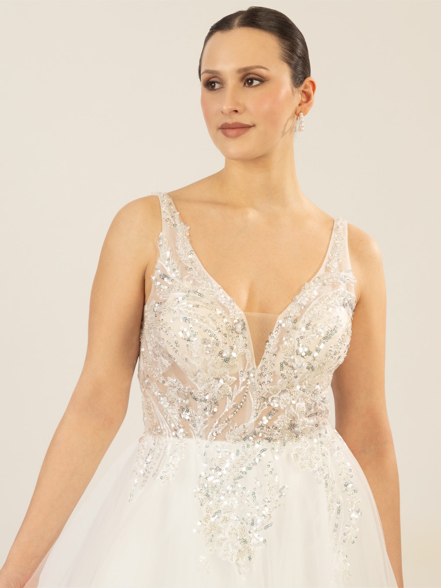 APART langes Hochzeitskleid mit aufwendig besticktem Tüll | creme
