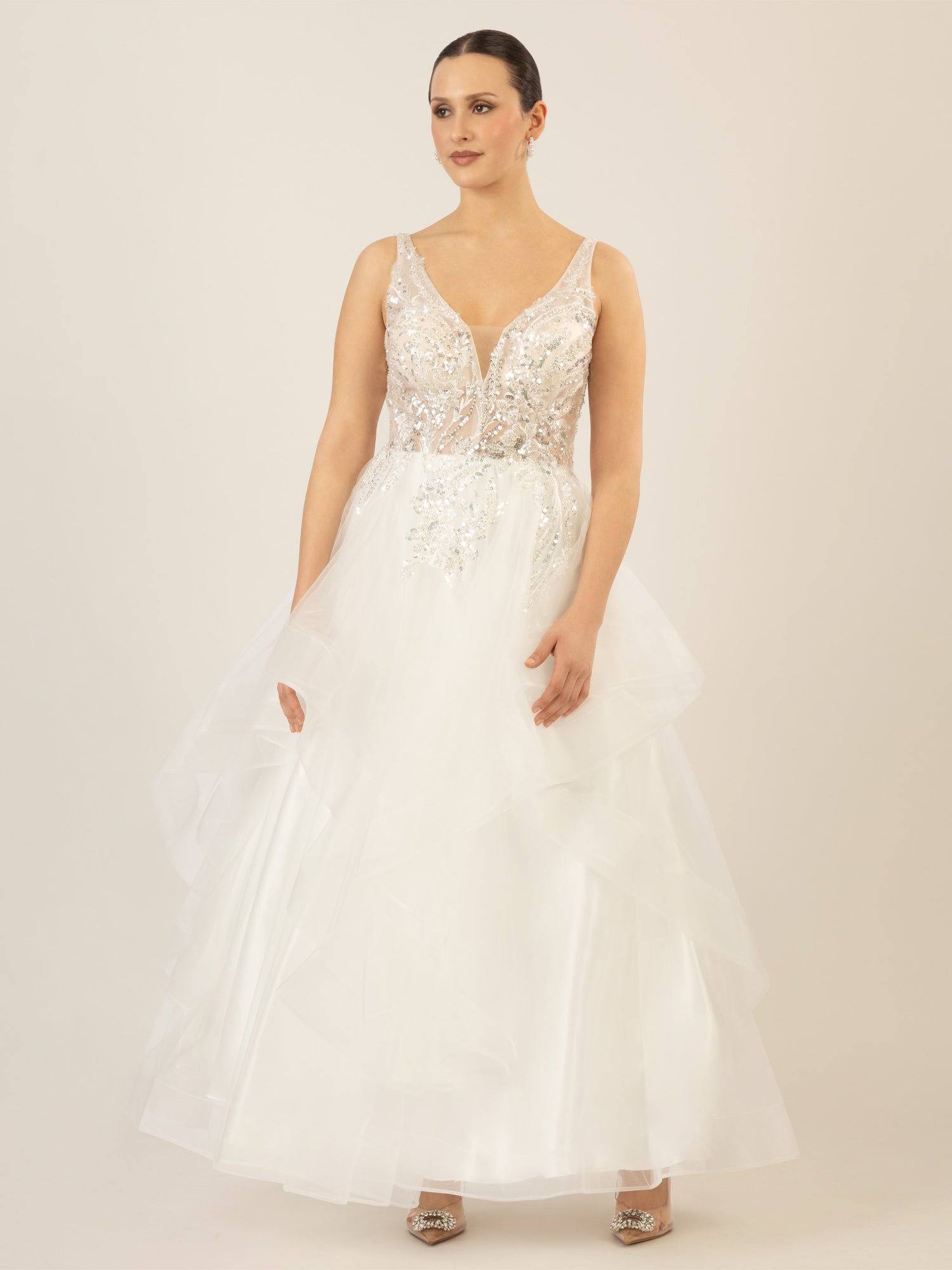 APART langes Hochzeitskleid mit aufwendig besticktem Tüll | creme