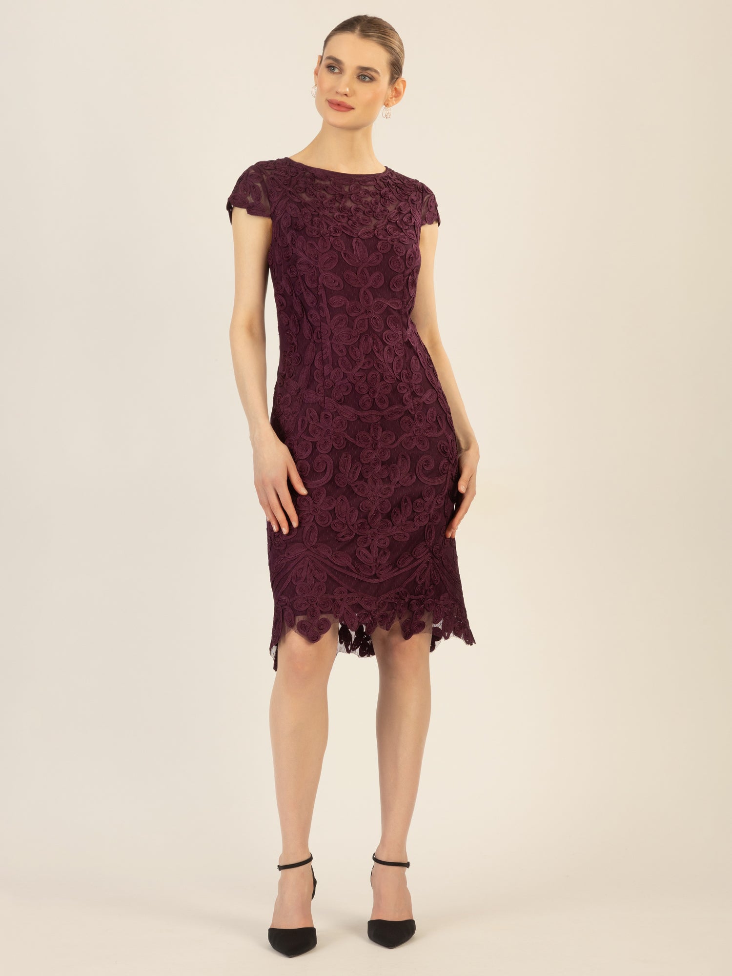 APART Cocktailkleid aus aufwendig gestricktem Mesh, kurz und mit Allovermuster | pflaume