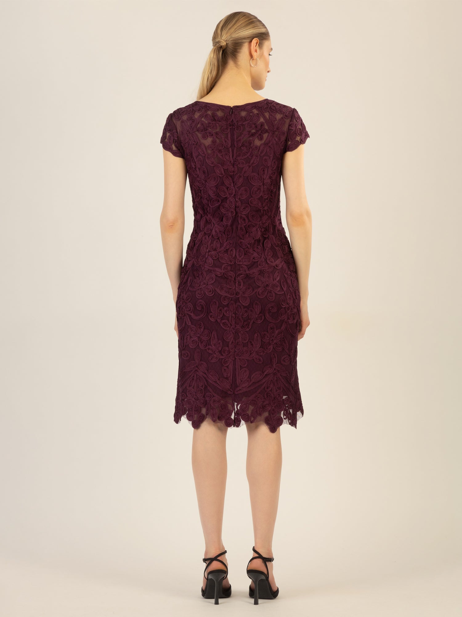 APART Cocktailkleid aus aufwendig gestricktem Mesh, kurz und mit Allovermuster | pflaume