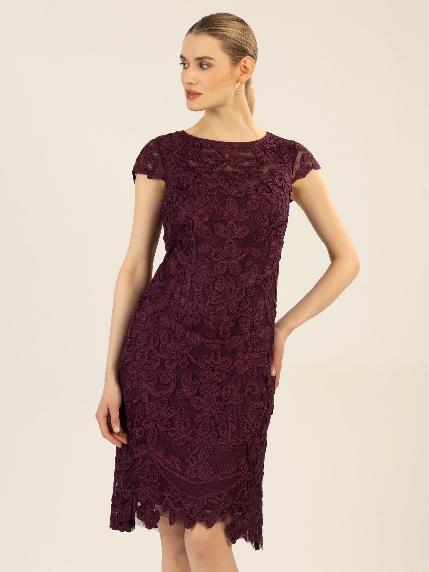 APART Cocktailkleid aus aufwendig gestricktem Mesh, kurz und mit Allovermuster | pflaume