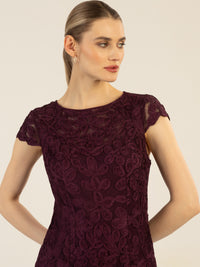 APART Cocktailkleid aus aufwendig gestricktem Mesh, kurz und mit Allovermuster | pflaume