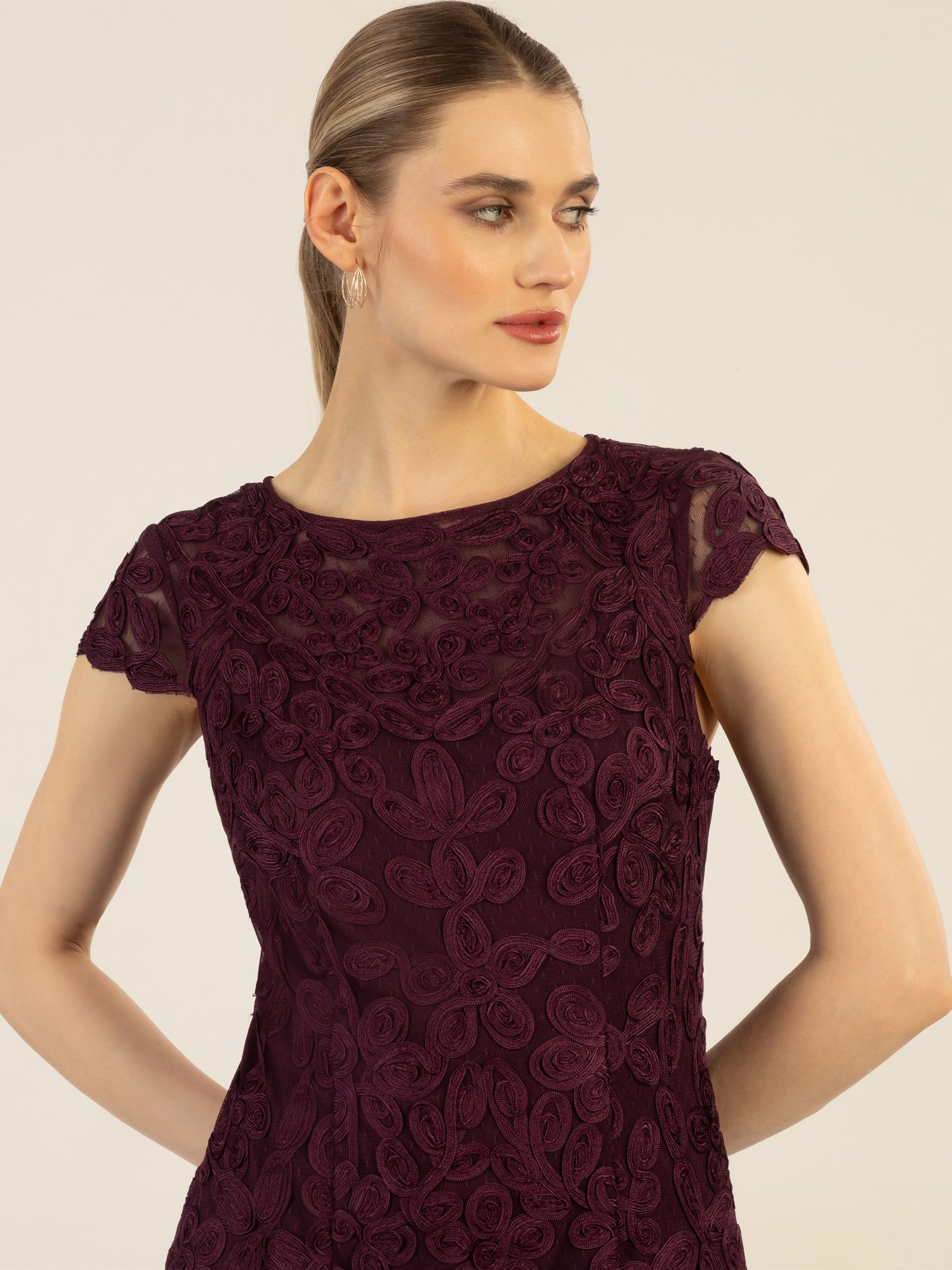 APART Cocktailkleid aus aufwendig gestricktem Mesh, kurz und mit Allovermuster | pflaume