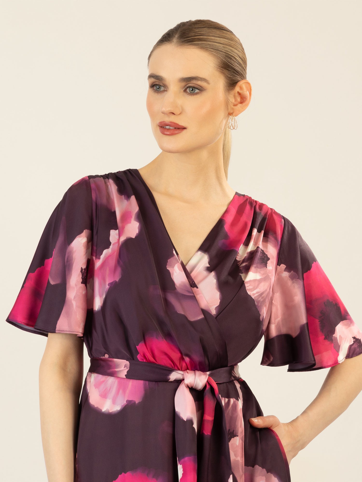 APART Midi-Satinkleid aus matt-schimmerndem Satin mit allover Blumendruck | pflaume-multicolor