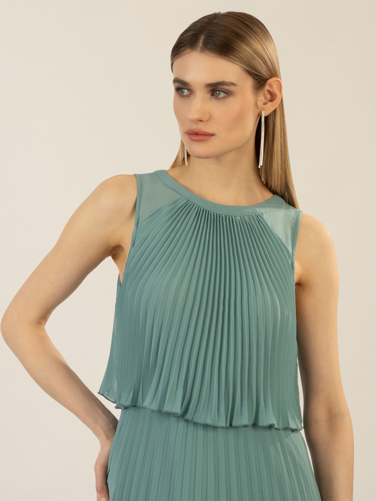 APART Abendkleid mit lose fallendem Sonnenplissee-Part bis zur Taille | jade