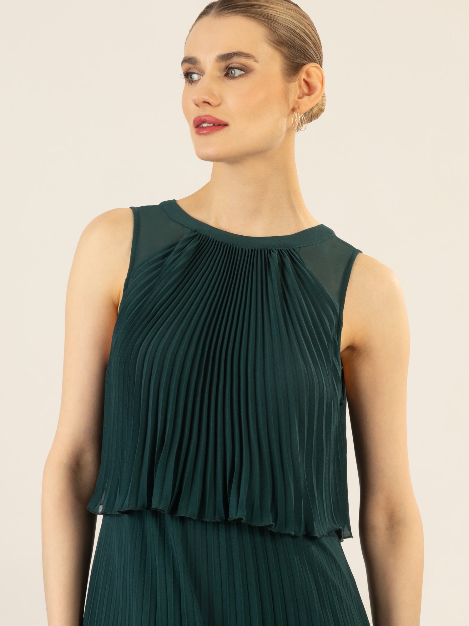APART Abendkleid mit lose fallendem Sonnenplissee-Part bis zur Taille | emerald