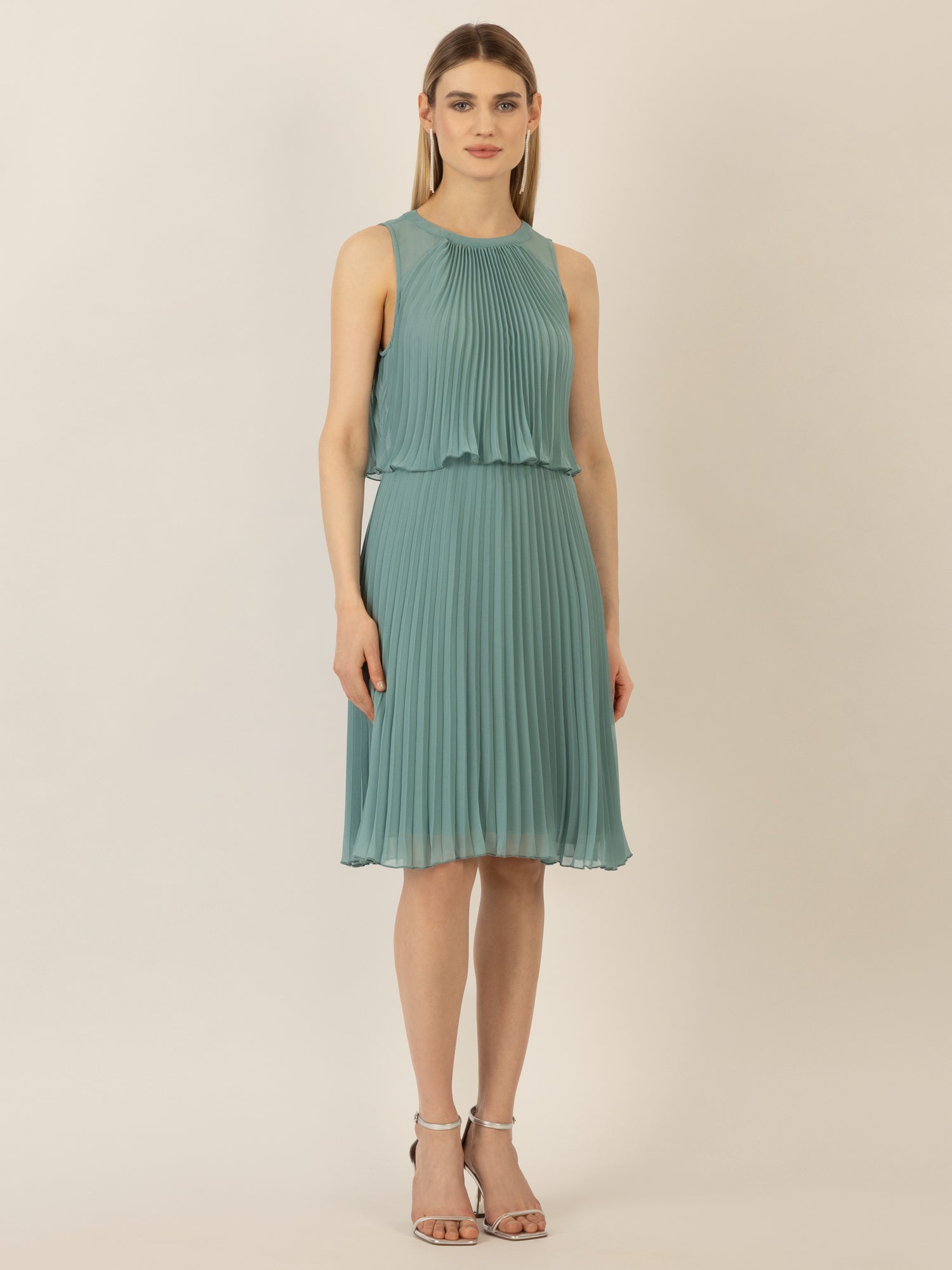 APART Cocktailkleid mit rundem Ausschnitt und schmalem , sichtbaren Halsring | jade