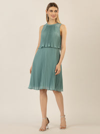 APART Cocktailkleid mit rundem Ausschnitt und schmalem , sichtbaren Halsring | jade
