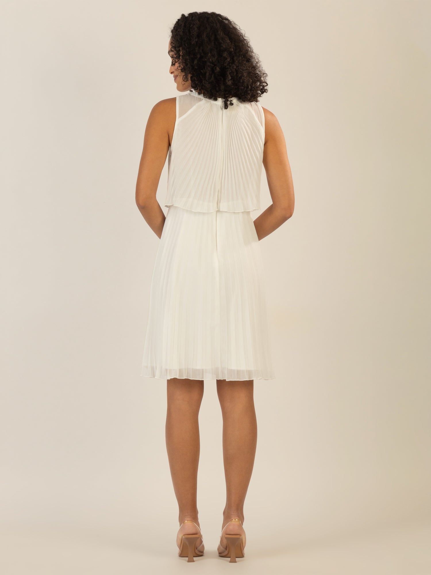 APART Cocktailkleid mit rundem Ausschnitt und schmalem , sichtbaren Halsring | creme
