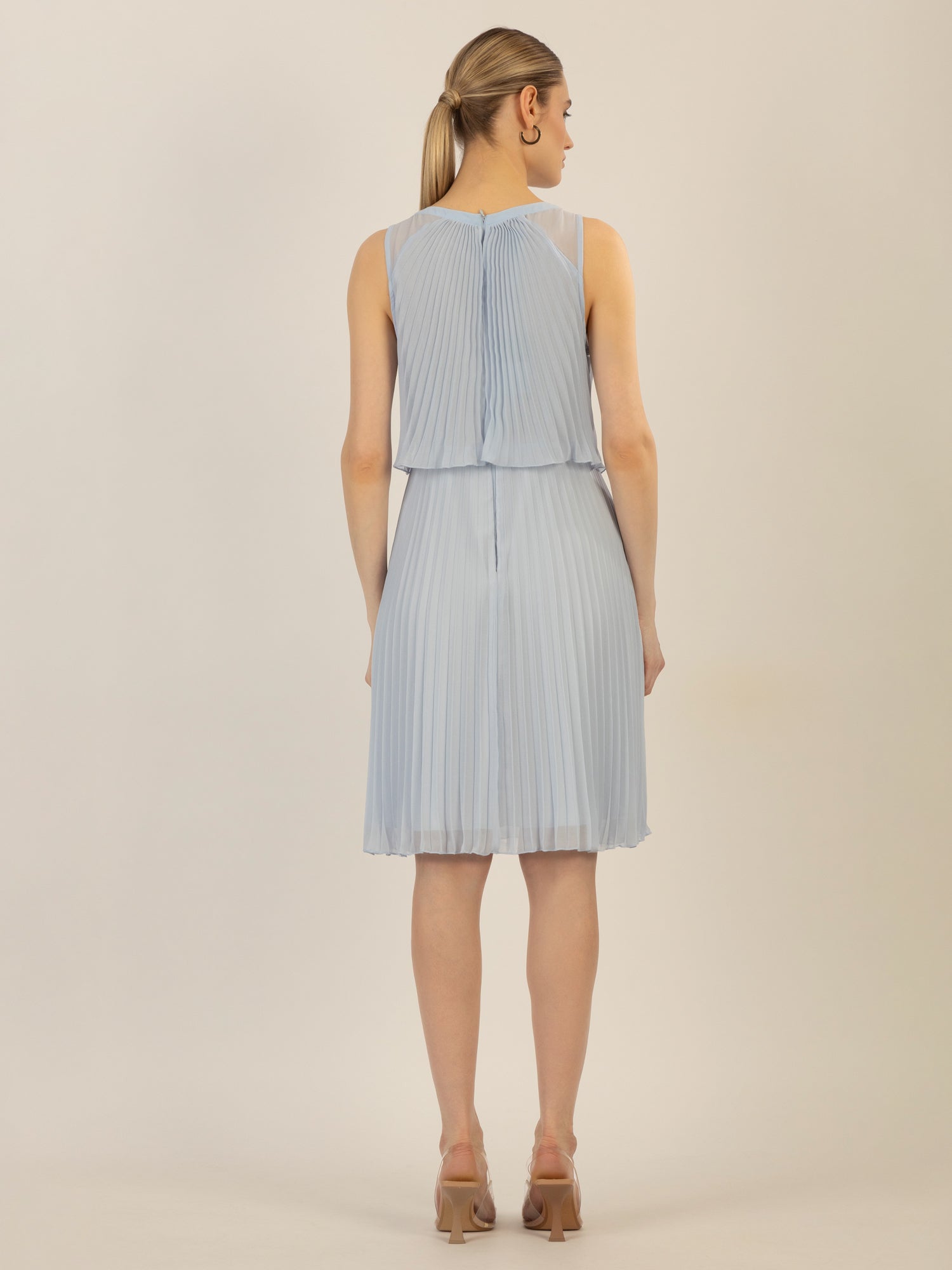 APART Cocktailkleid mit rundem Ausschnitt und schmalem , sichtbaren Halsring | hellblau