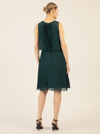APART Cocktailkleid mit rundem Ausschnitt und schmalem , sichtbaren Halsring | emerald