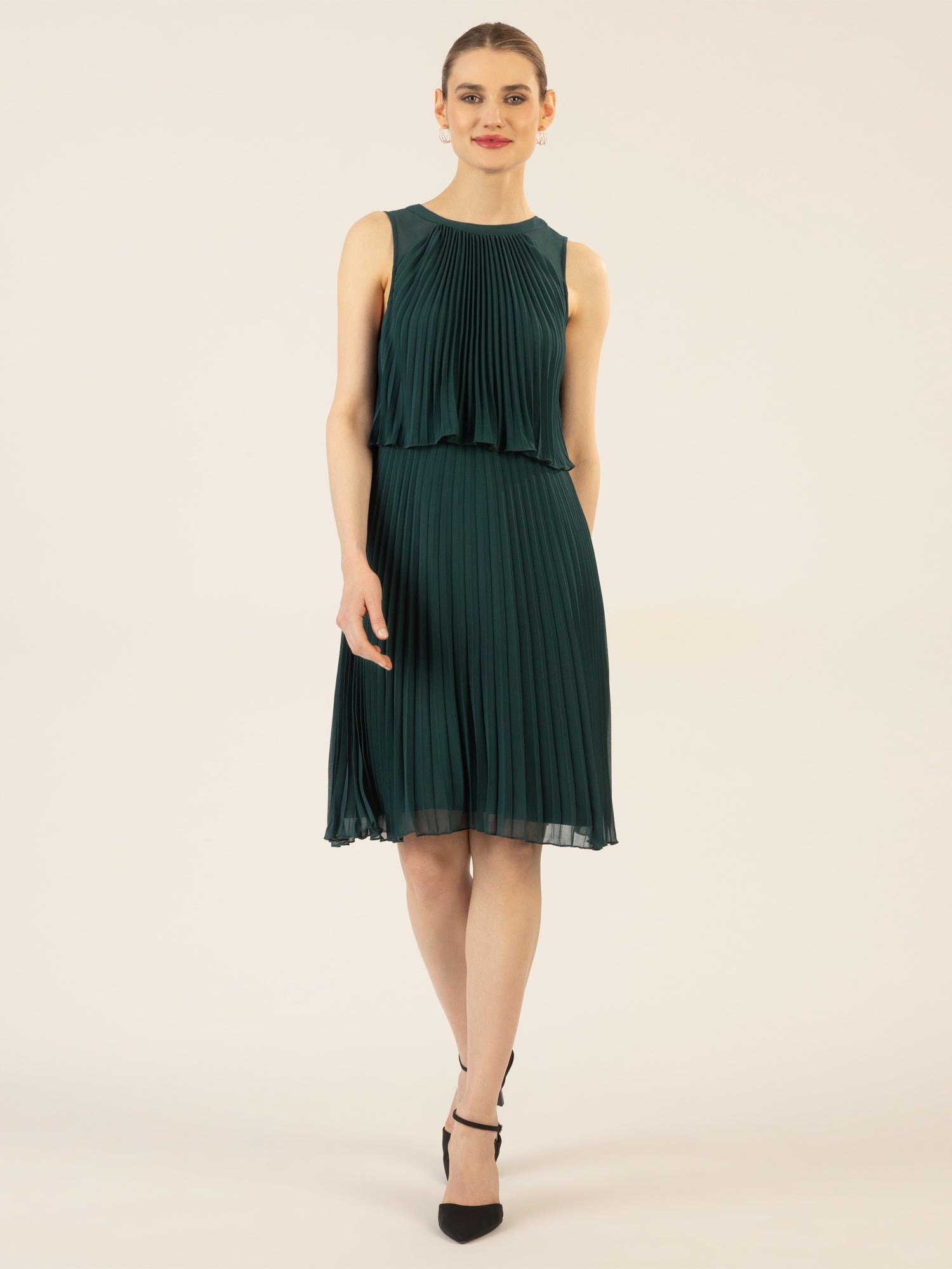 APART Cocktailkleid mit rundem Ausschnitt und schmalem , sichtbaren Halsring | emerald
