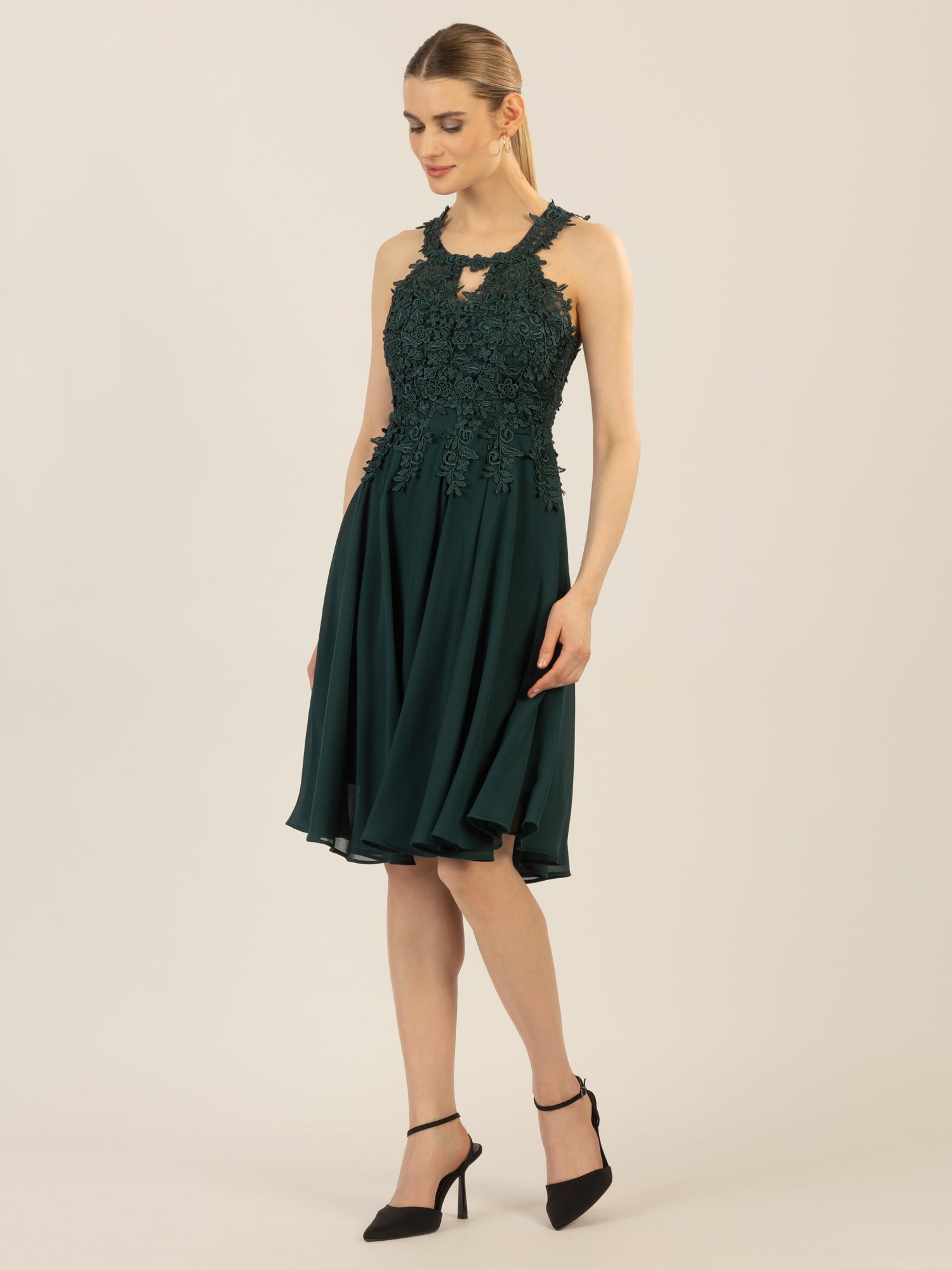 APART Cocktailkleid aus einer plastischen Spitze und Chiffon | emerald
