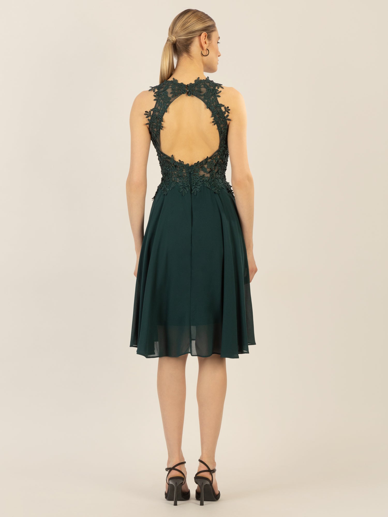 APART Cocktailkleid aus einer plastischen Spitze und Chiffon | emerald