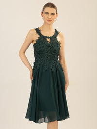 APART Cocktailkleid aus einer plastischen Spitze und Chiffon | emerald