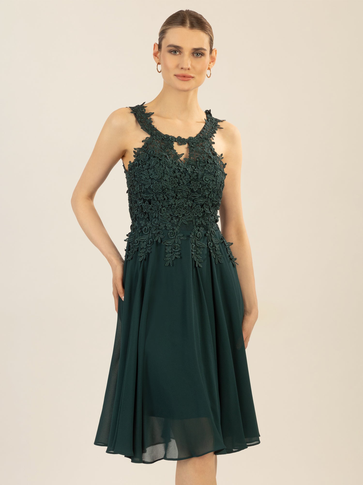 APART Cocktailkleid aus einer plastischen Spitze und Chiffon | emerald