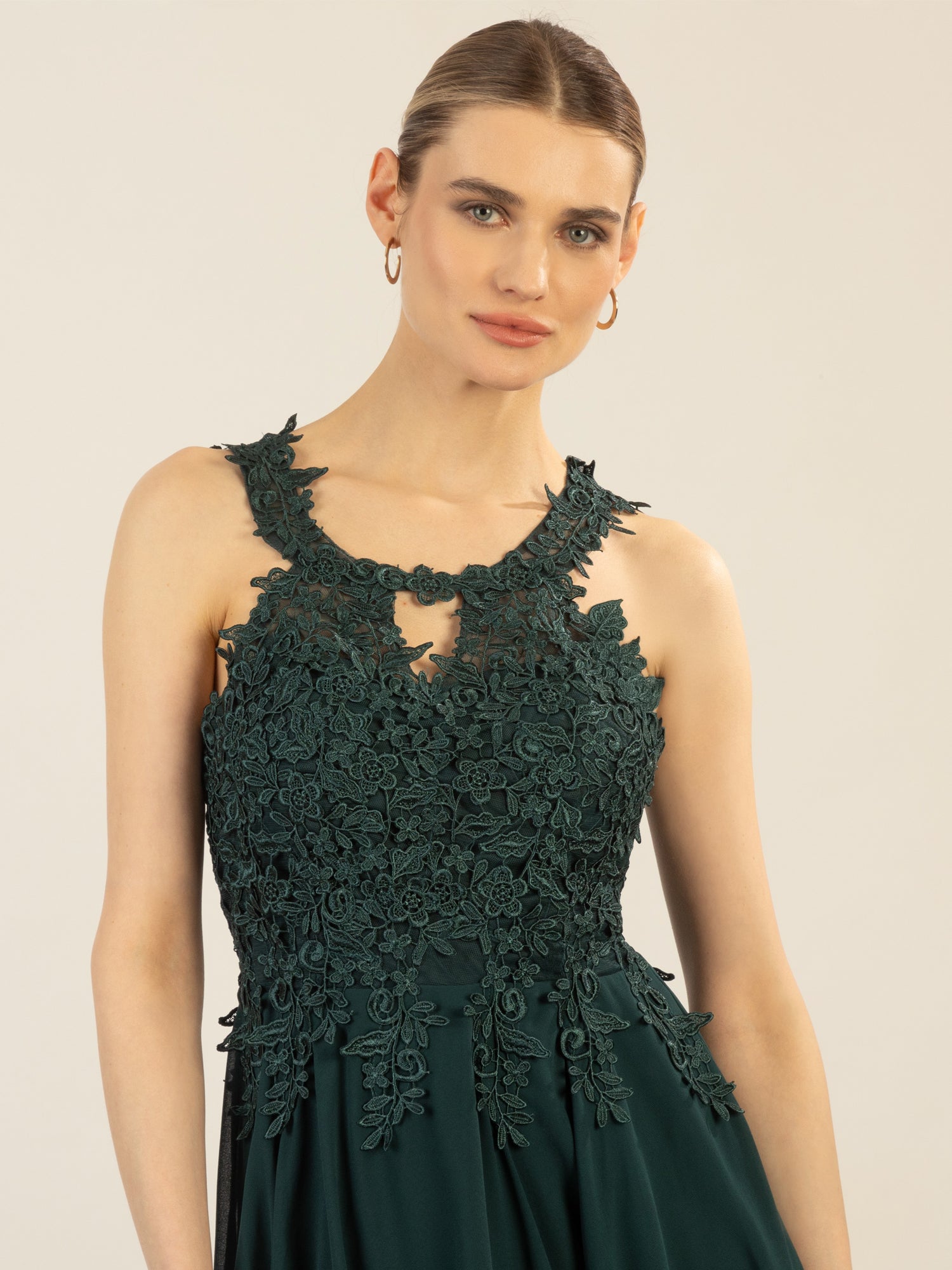 APART Cocktailkleid aus einer plastischen Spitze und Chiffon | emerald