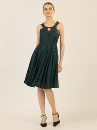 APART Cocktailkleid aus einer plastischen Spitze und Chiffon | emerald