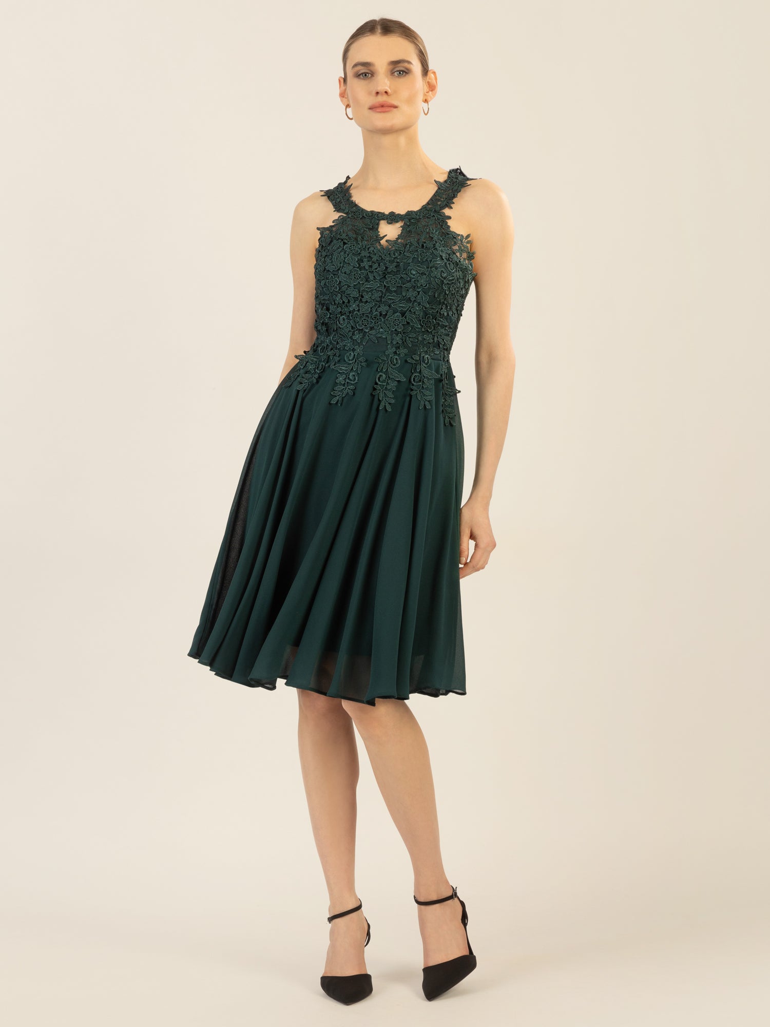 APART Cocktailkleid aus einer plastischen Spitze und Chiffon | emerald