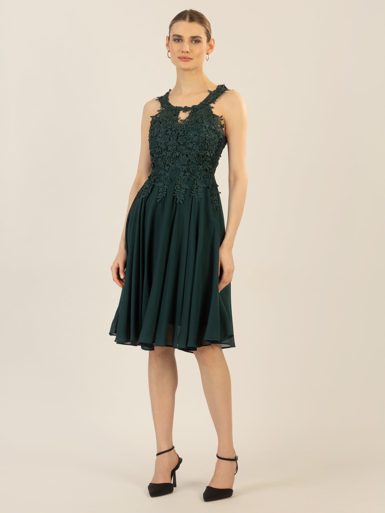 APART Cocktailkleid aus einer plastischen Spitze und Chiffon | emerald