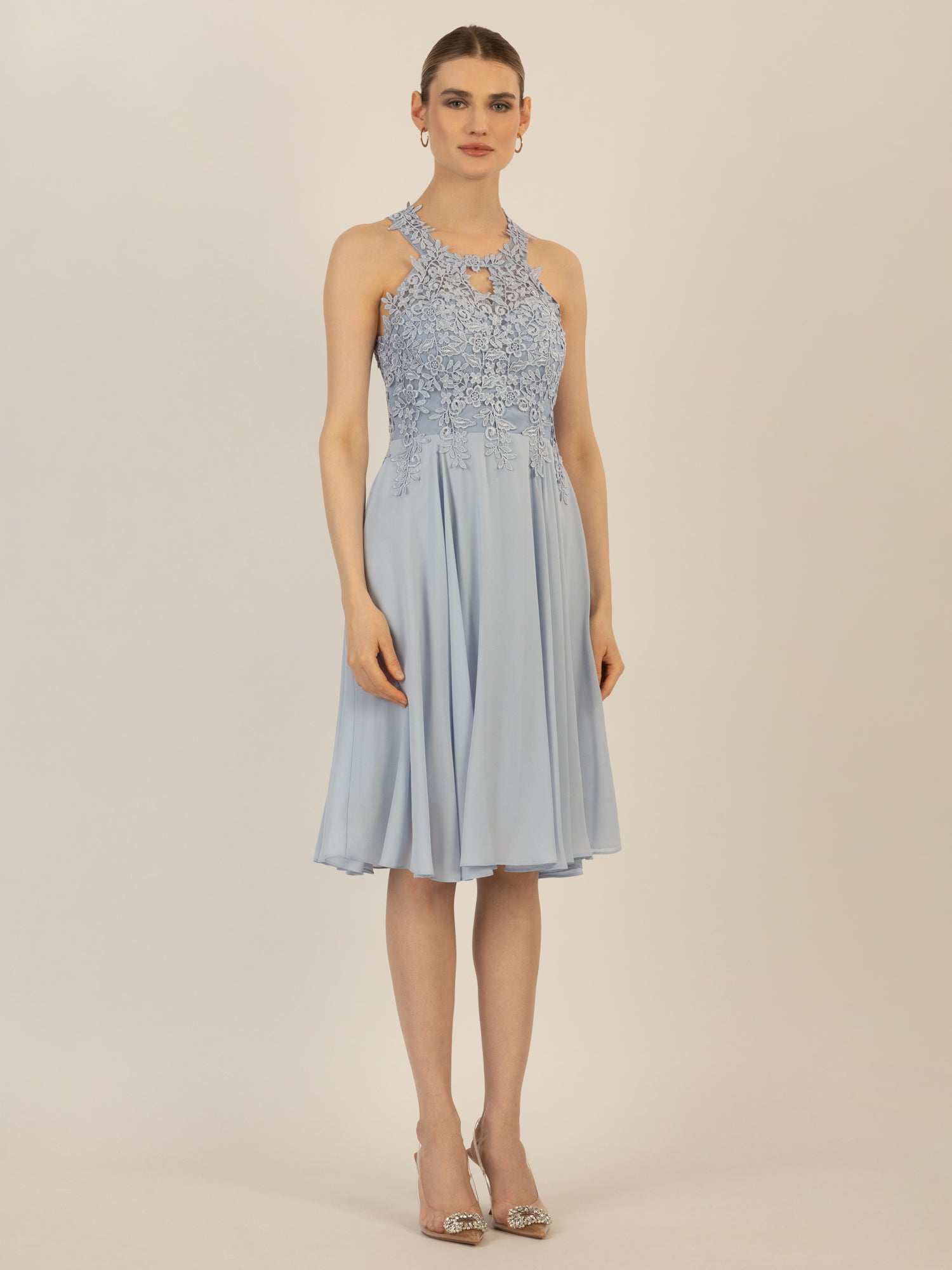 APART Cocktailkleid aus einer plastischen Spitze und Chiffon | hellblau