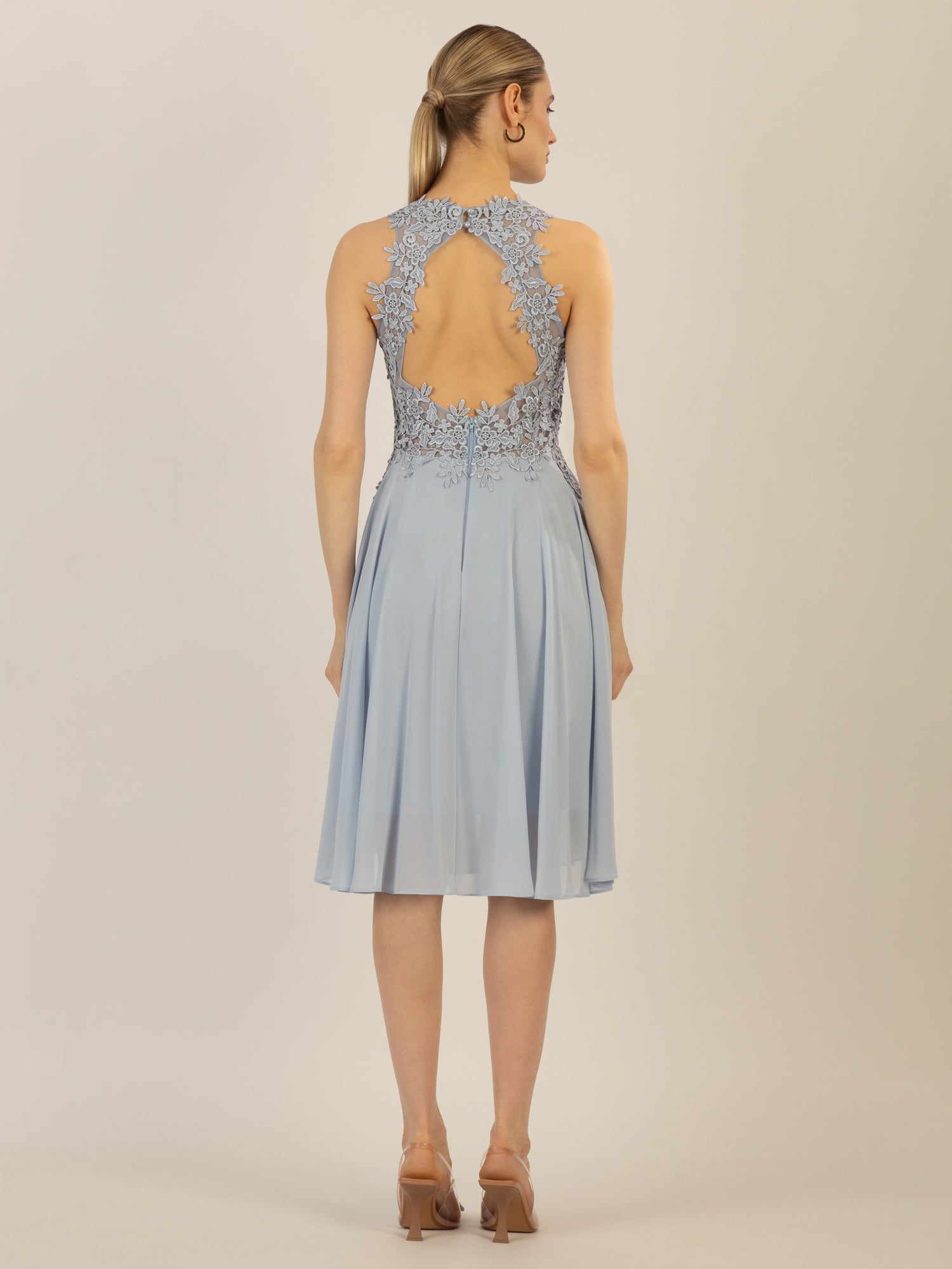 APART Cocktailkleid aus einer plastischen Spitze und Chiffon | hellblau