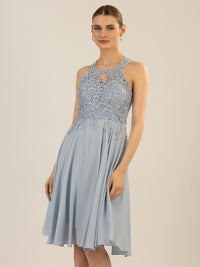 APART Cocktailkleid aus einer plastischen Spitze und Chiffon | hellblau