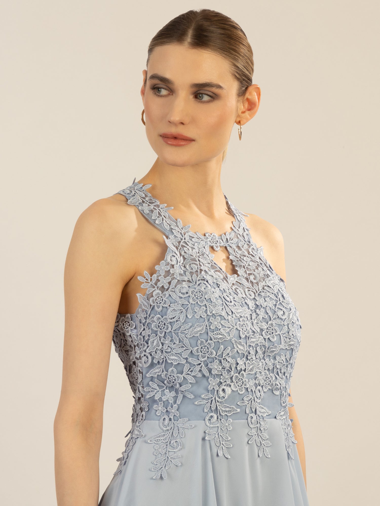 APART Cocktailkleid aus einer plastischen Spitze und Chiffon | hellblau