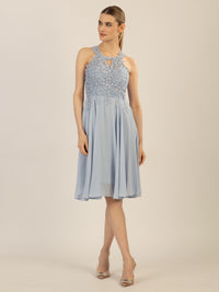 APART Cocktailkleid aus einer plastischen Spitze und Chiffon | hellblau